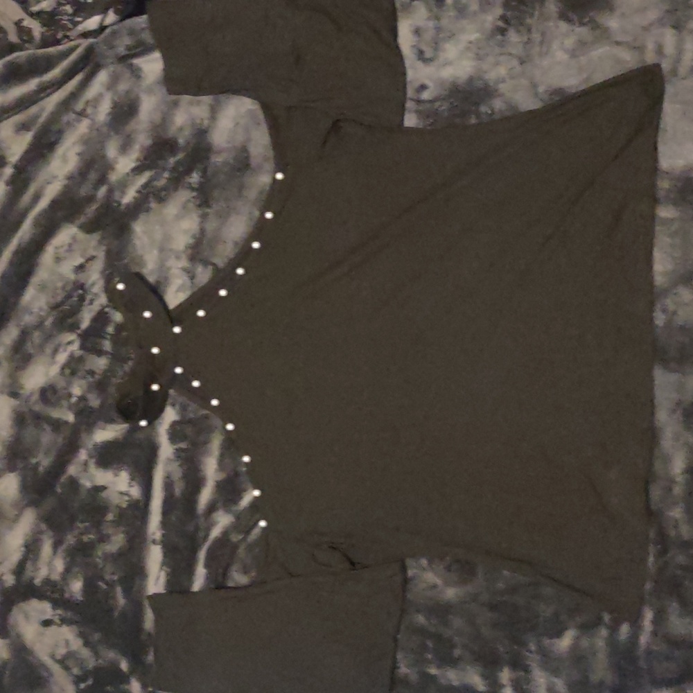 3/15 🦇 Black long sleeve cold shoulder pearl top